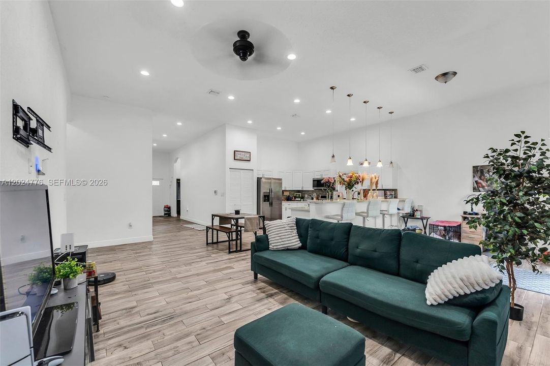 For Sale: $585,000 (4 beds, 3 baths, 1934 Square Feet)