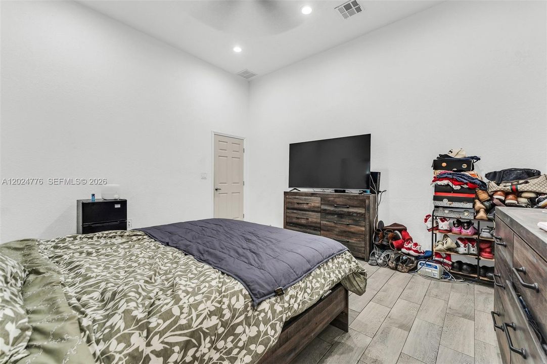 For Sale: $585,000 (4 beds, 3 baths, 1934 Square Feet)