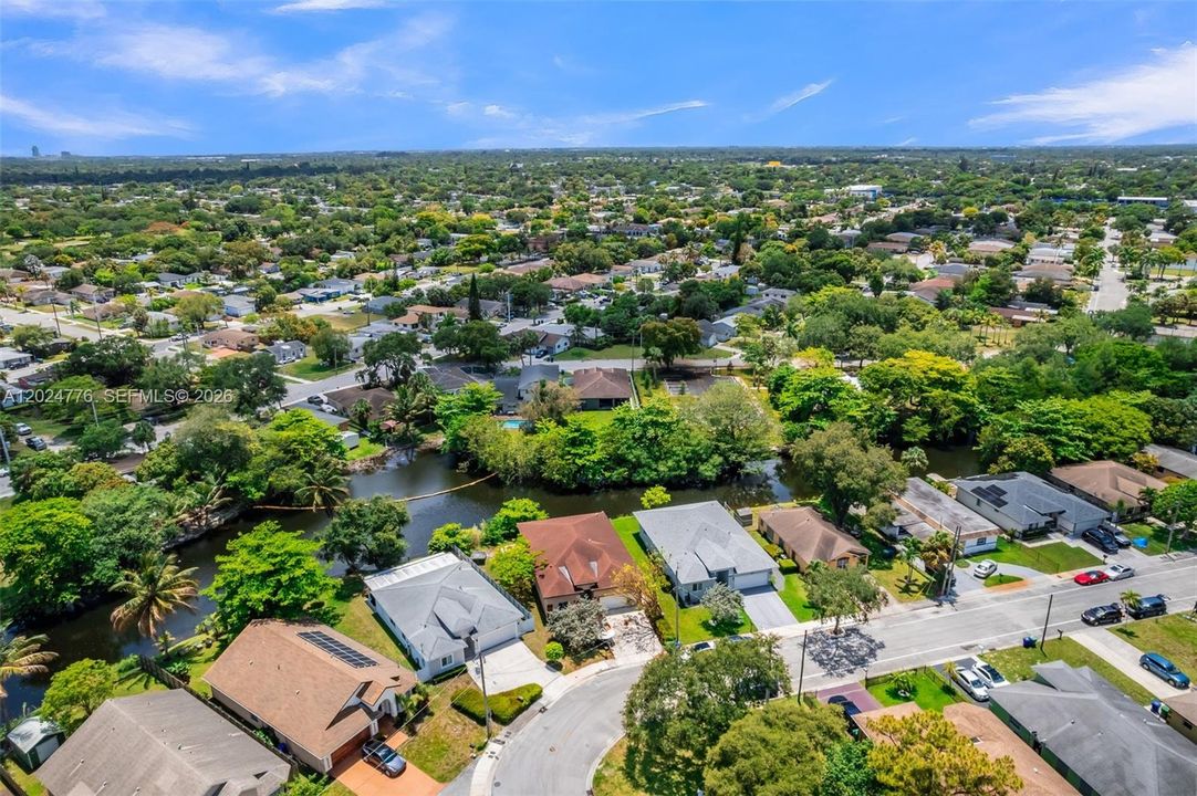 For Sale: $585,000 (4 beds, 3 baths, 1934 Square Feet)