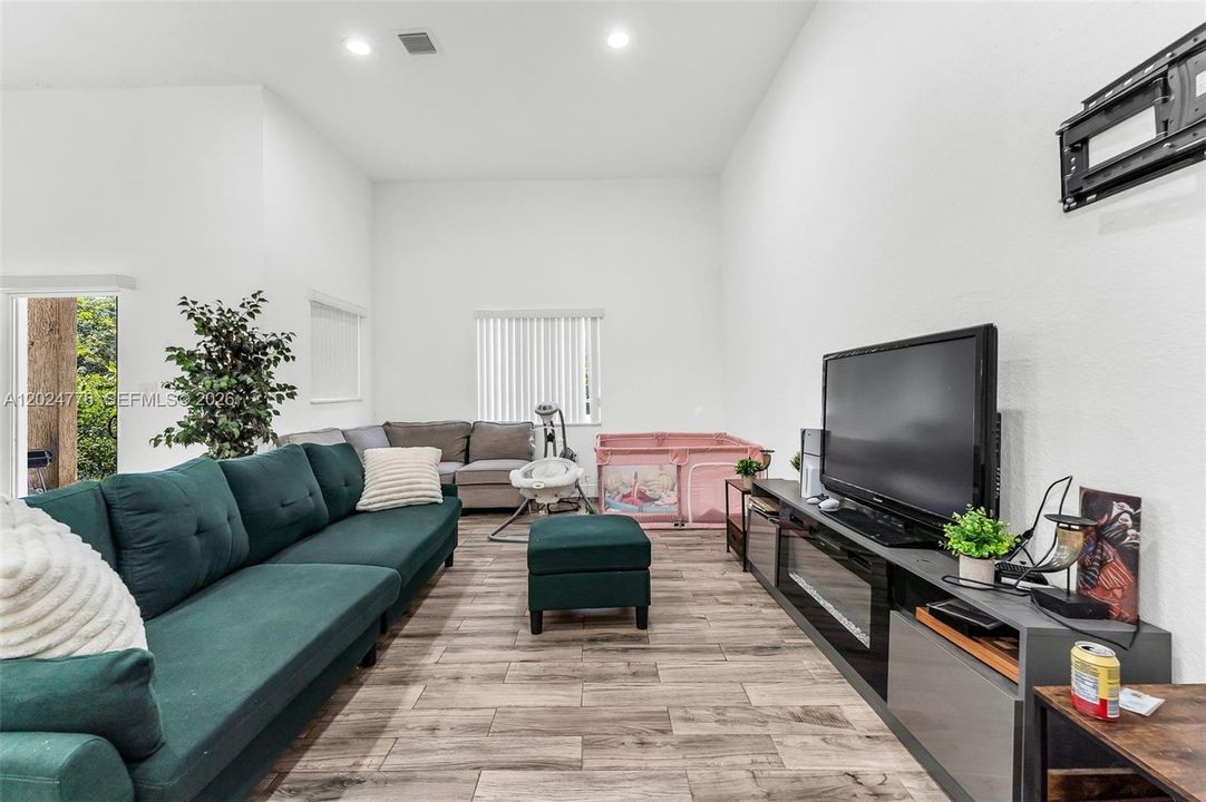 For Sale: $585,000 (4 beds, 3 baths, 1934 Square Feet)