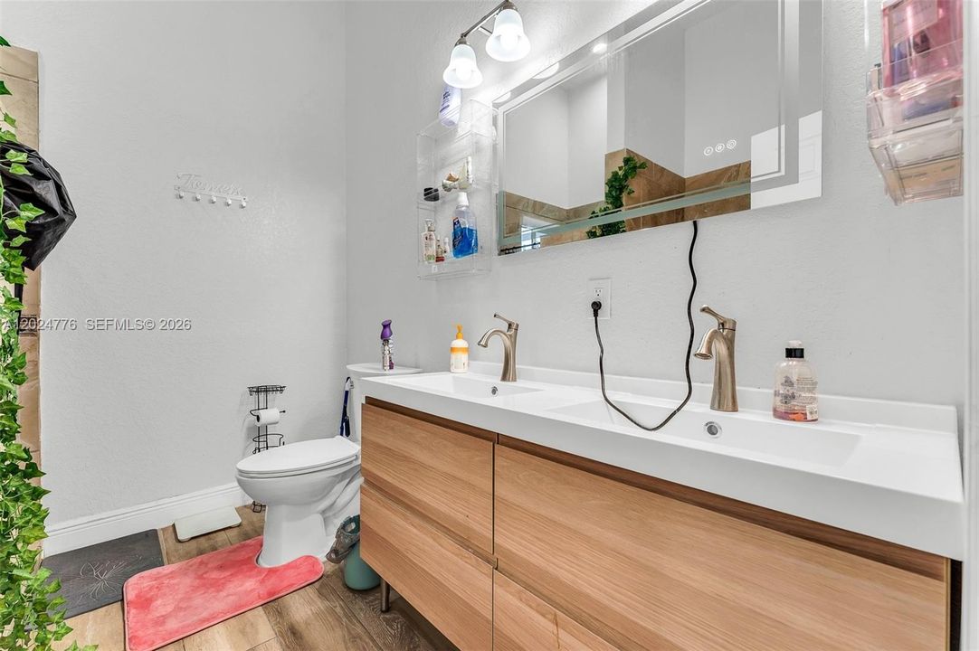 For Sale: $585,000 (4 beds, 3 baths, 1934 Square Feet)