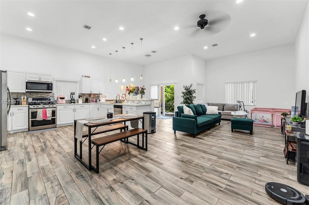 For Sale: $585,000 (4 beds, 3 baths, 1934 Square Feet)