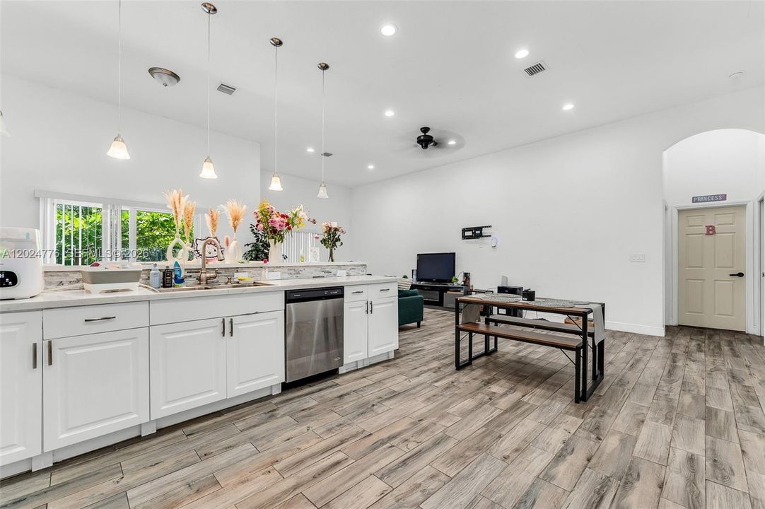 For Sale: $585,000 (4 beds, 3 baths, 1934 Square Feet)
