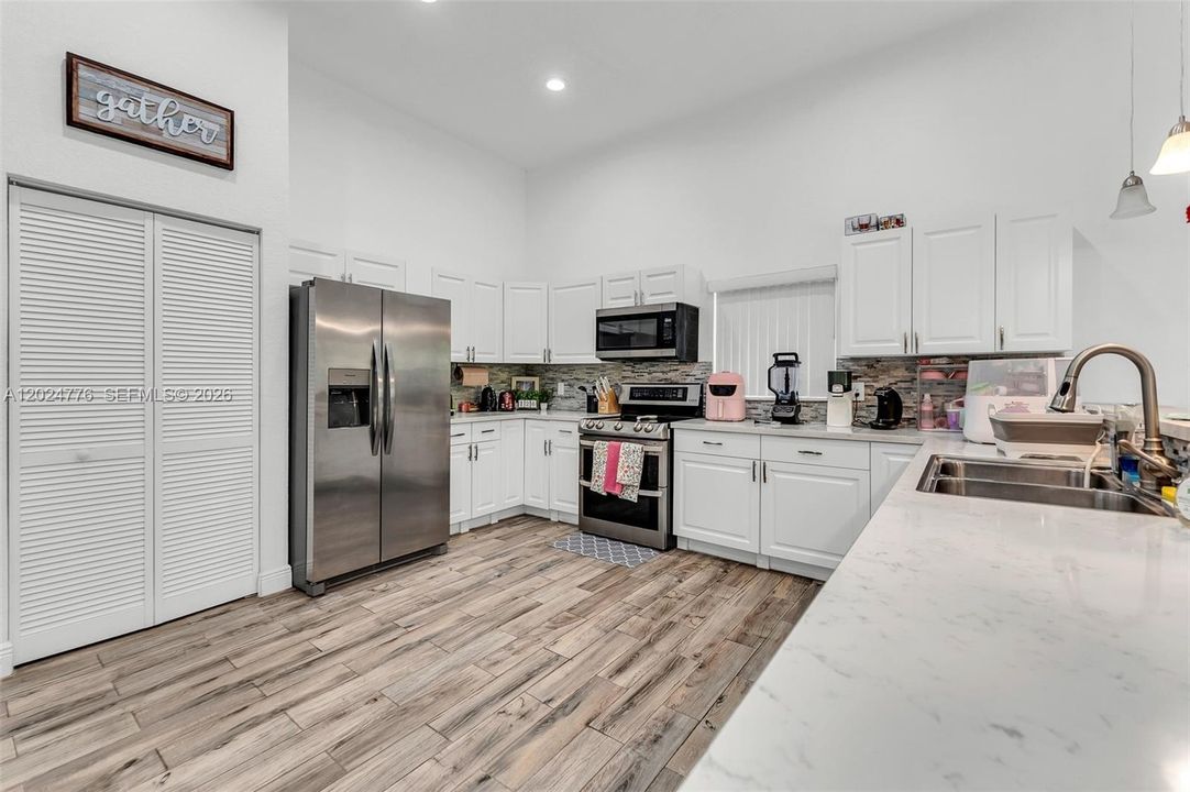For Sale: $585,000 (4 beds, 3 baths, 1934 Square Feet)