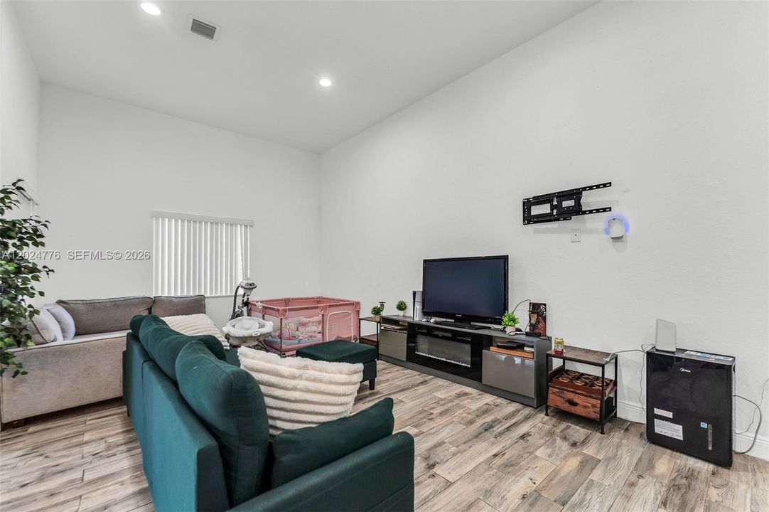 For Sale: $585,000 (4 beds, 3 baths, 1934 Square Feet)