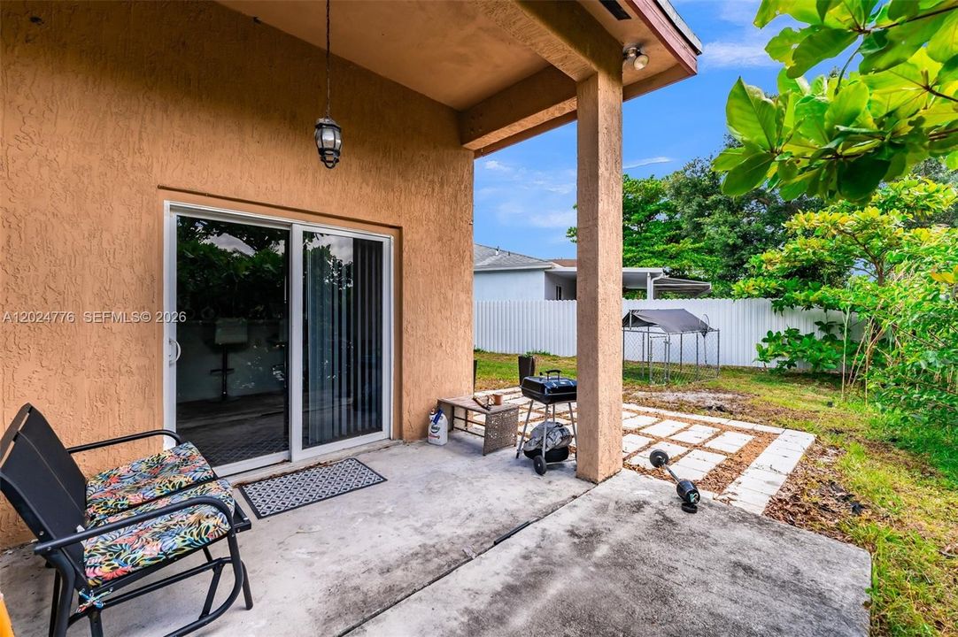 For Sale: $585,000 (4 beds, 3 baths, 1934 Square Feet)