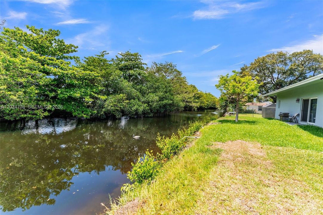 For Sale: $585,000 (4 beds, 3 baths, 1934 Square Feet)