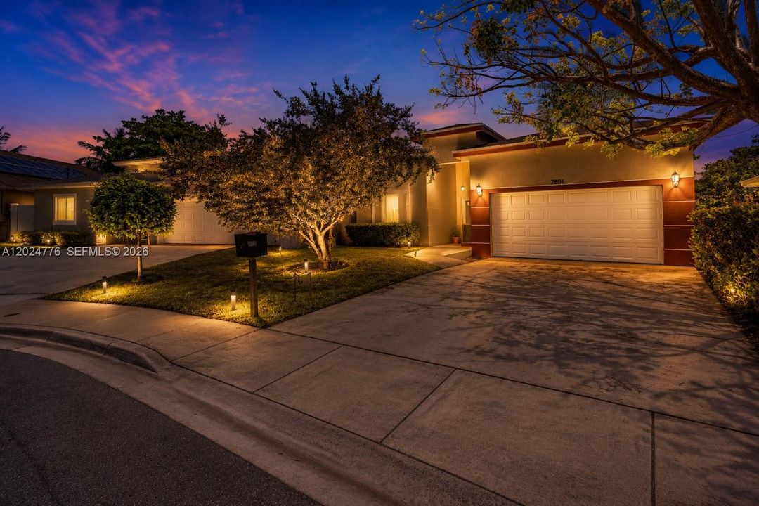 For Sale: $585,000 (4 beds, 3 baths, 1934 Square Feet)