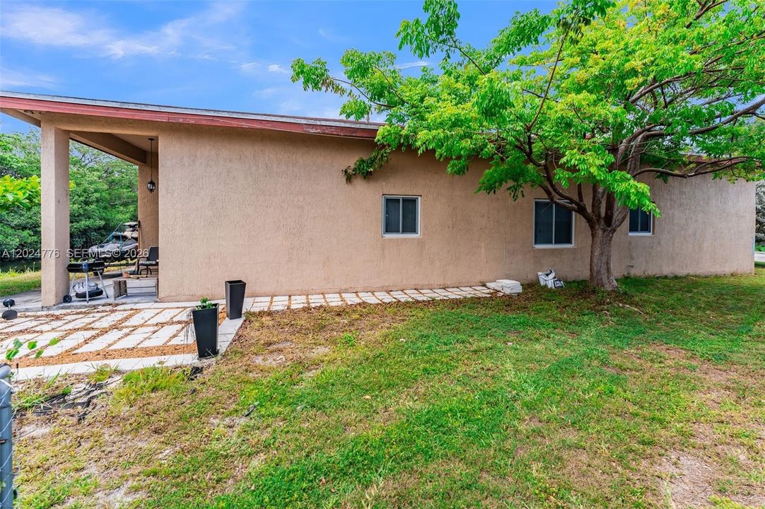For Sale: $585,000 (4 beds, 3 baths, 1934 Square Feet)