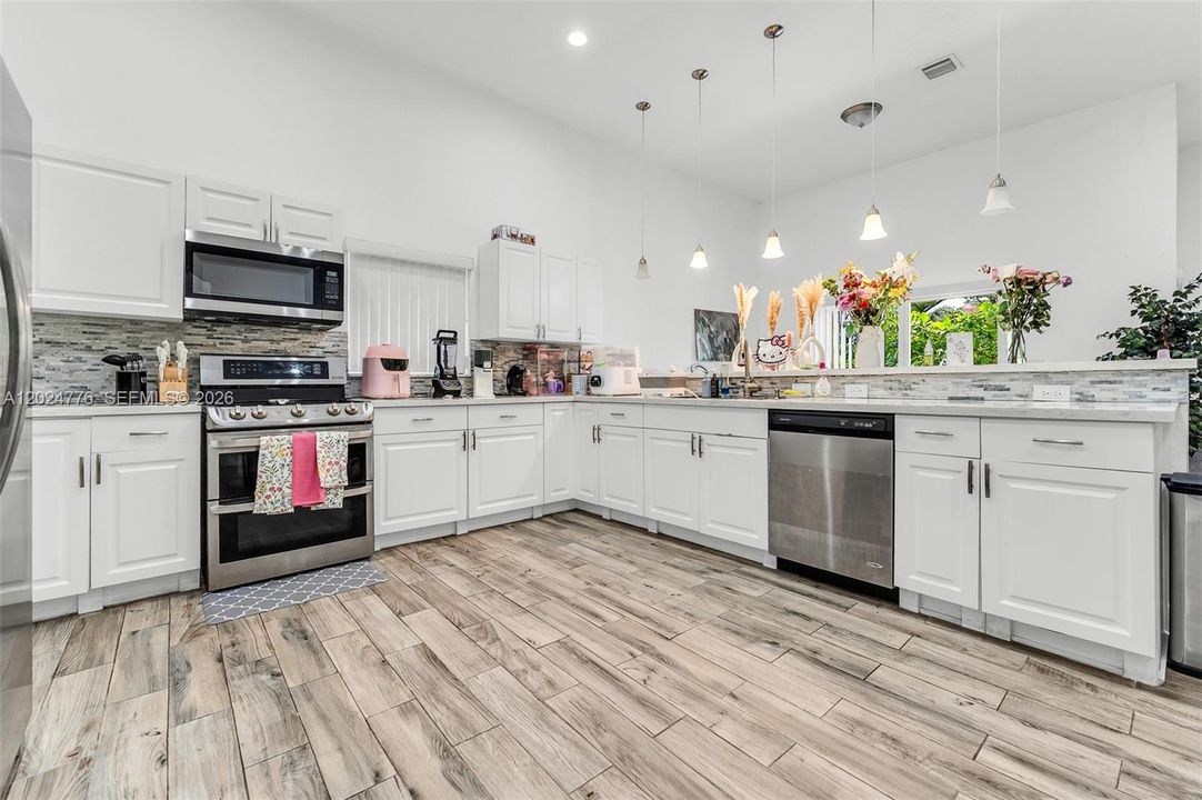 For Sale: $585,000 (4 beds, 3 baths, 1934 Square Feet)
