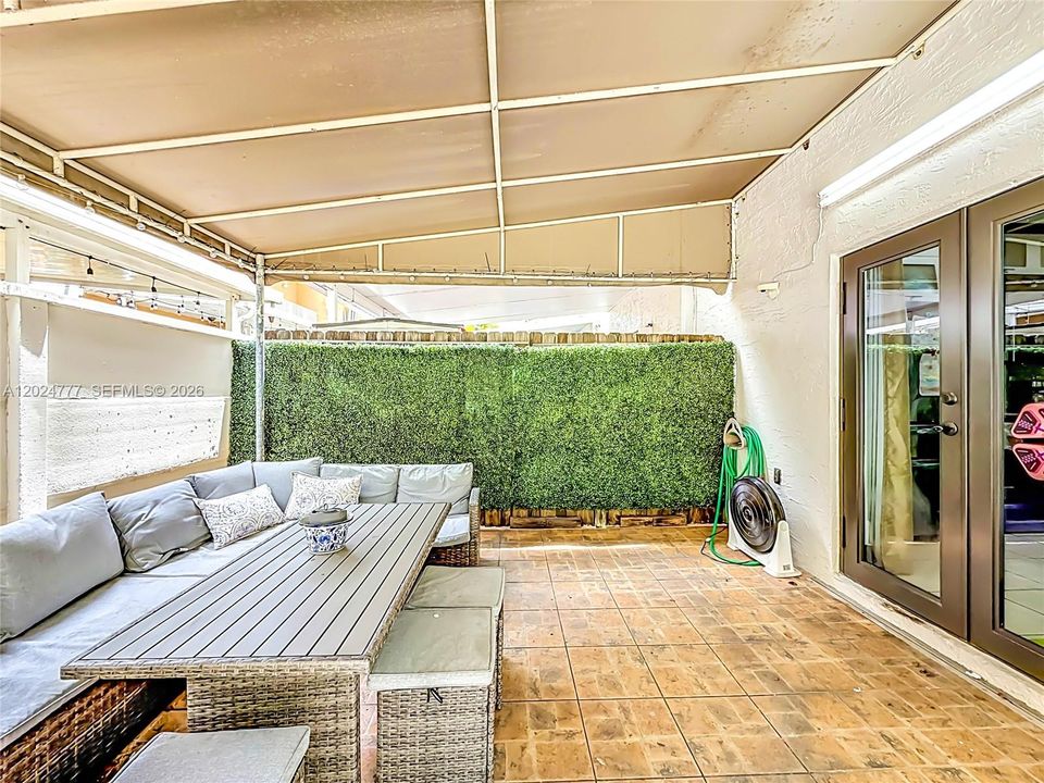 En Venta: $395,000 (2 camas, 2 baños, 976 Pies cuadrados)