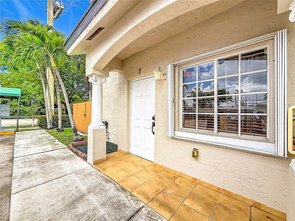 En Venta: $395,000 (2 camas, 2 baños, 976 Pies cuadrados)
