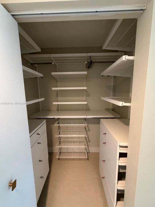 Под контрактом: $4,100 (2 спален, 2 ванн, 1140 Квадратных фут)
