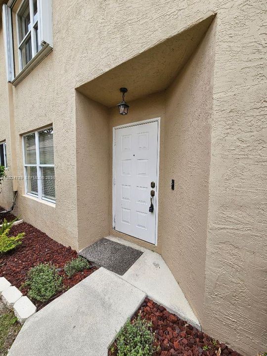 Active With Contract: $2,950 (3 beds, 2 baths, 1637 Square Feet)