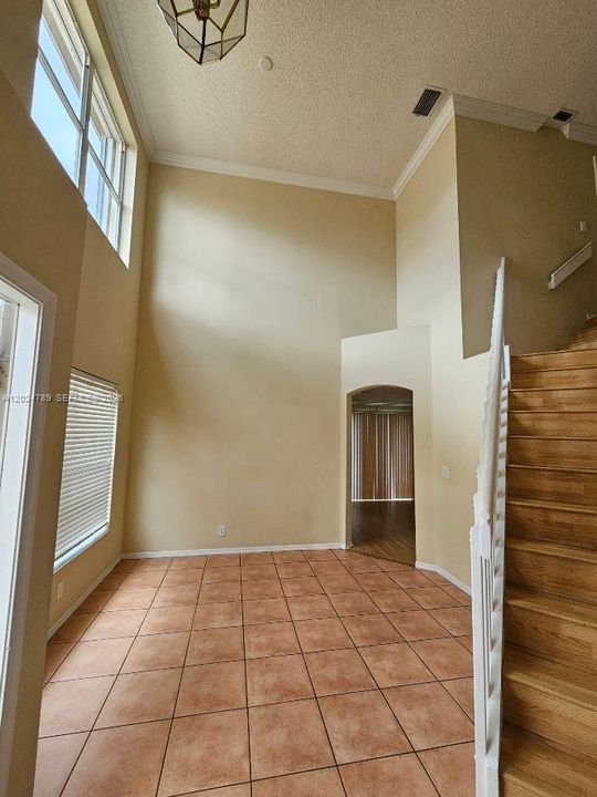 Active With Contract: $2,950 (3 beds, 2 baths, 1637 Square Feet)