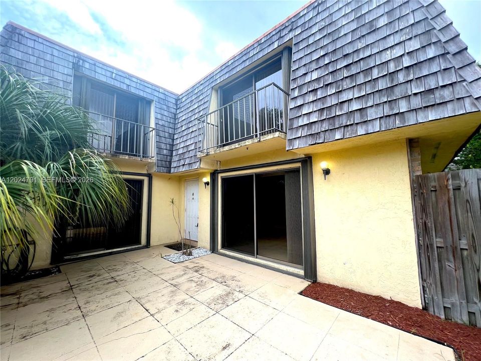 For Rent: $2,100 (2 beds, 2 baths, 1260 Square Feet)