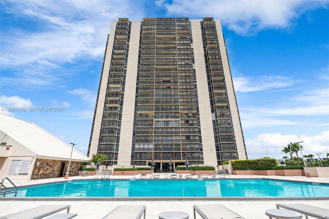 For Sale: $190,000 (1 beds, 1 baths, 913 Square Feet)