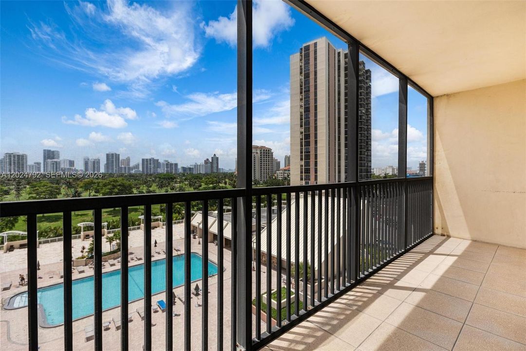 For Sale: $190,000 (1 beds, 1 baths, 913 Square Feet)