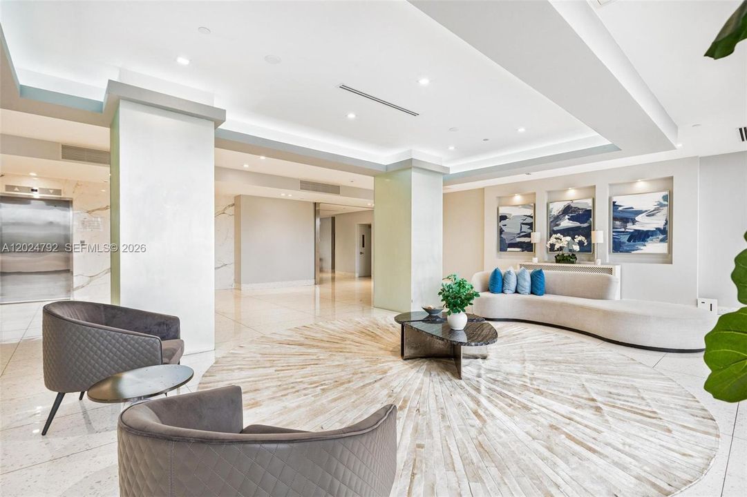 For Sale: $190,000 (1 beds, 1 baths, 913 Square Feet)