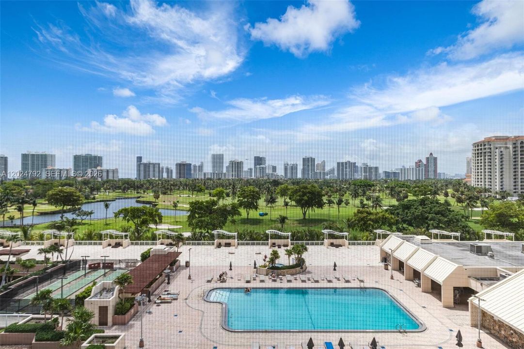 For Sale: $190,000 (1 beds, 1 baths, 913 Square Feet)