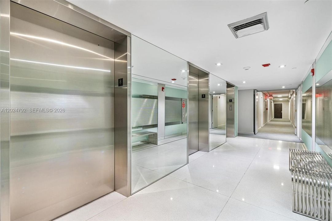 For Sale: $190,000 (1 beds, 1 baths, 913 Square Feet)