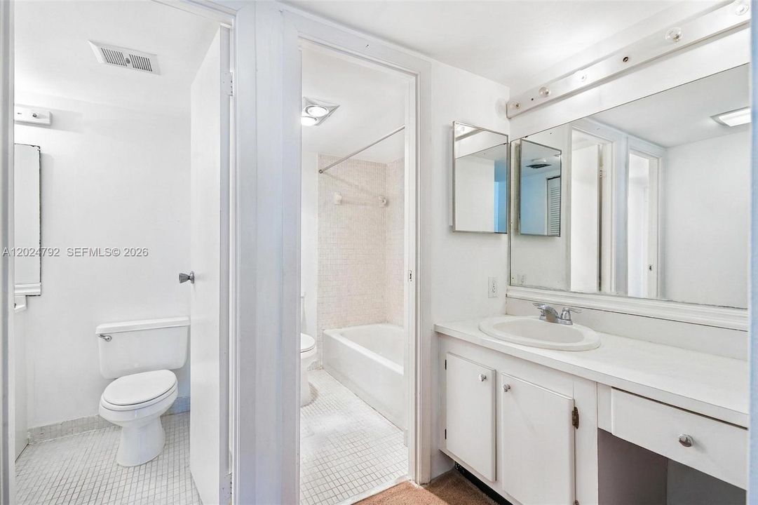For Sale: $190,000 (1 beds, 1 baths, 913 Square Feet)