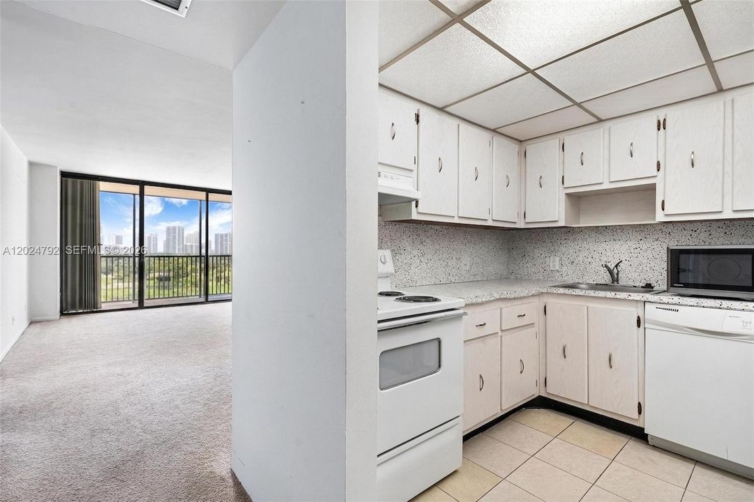 For Sale: $190,000 (1 beds, 1 baths, 913 Square Feet)