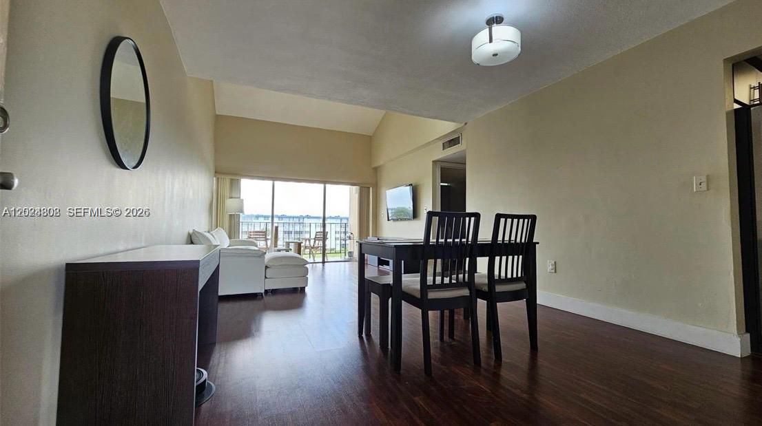 出租: $2,050 (1 贝兹, 1 浴室, 842 平方英尺)