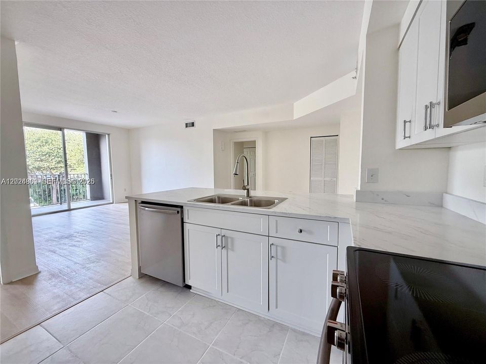 For Rent: $2,900 (2 beds, 2 baths, 989 Square Feet)