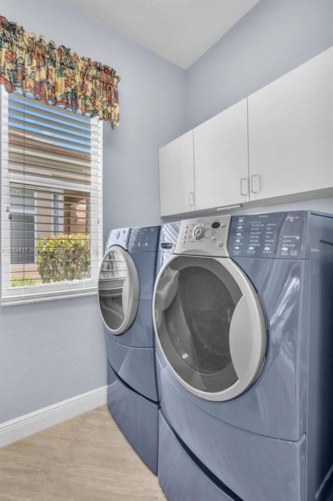 For Sale: $1,000,000 (4 beds, 3 baths, 2718 Square Feet)
