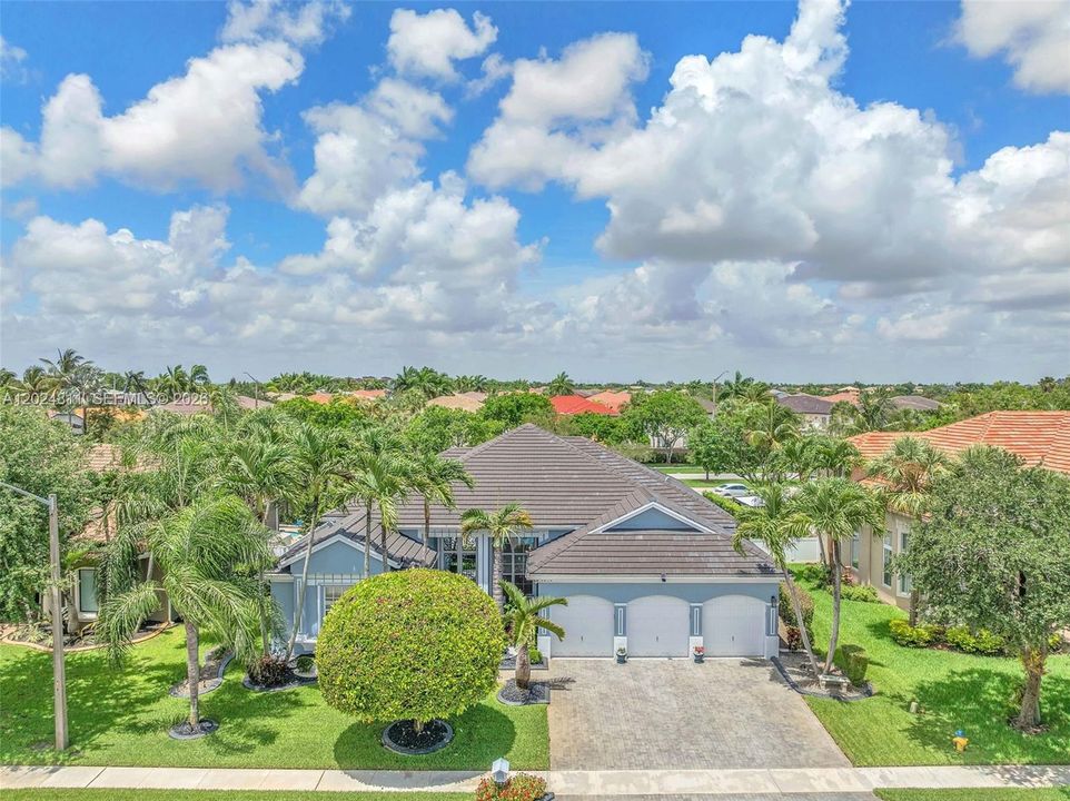 For Sale: $1,000,000 (4 beds, 3 baths, 2718 Square Feet)