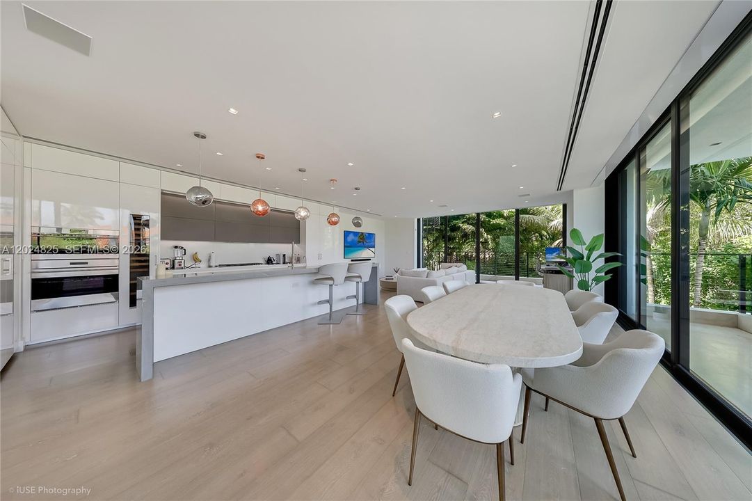 For Sale: $9,400,000 (5 beds, 6 baths, 5642 Square Feet)
