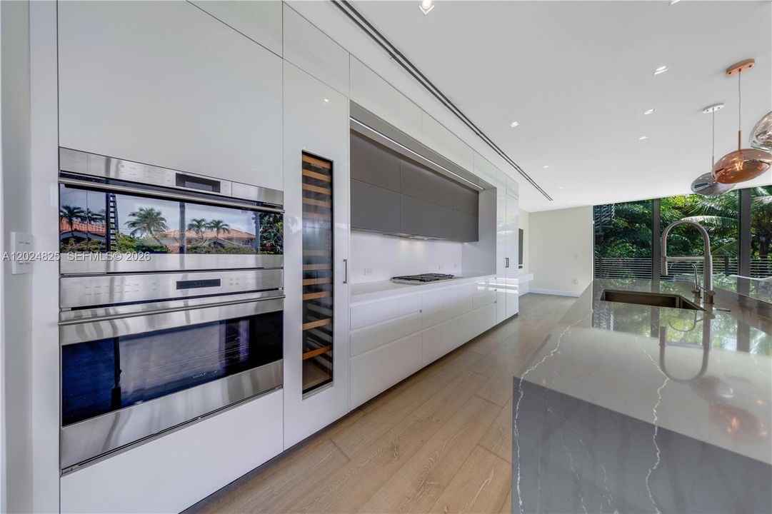 For Sale: $9,400,000 (5 beds, 6 baths, 5642 Square Feet)