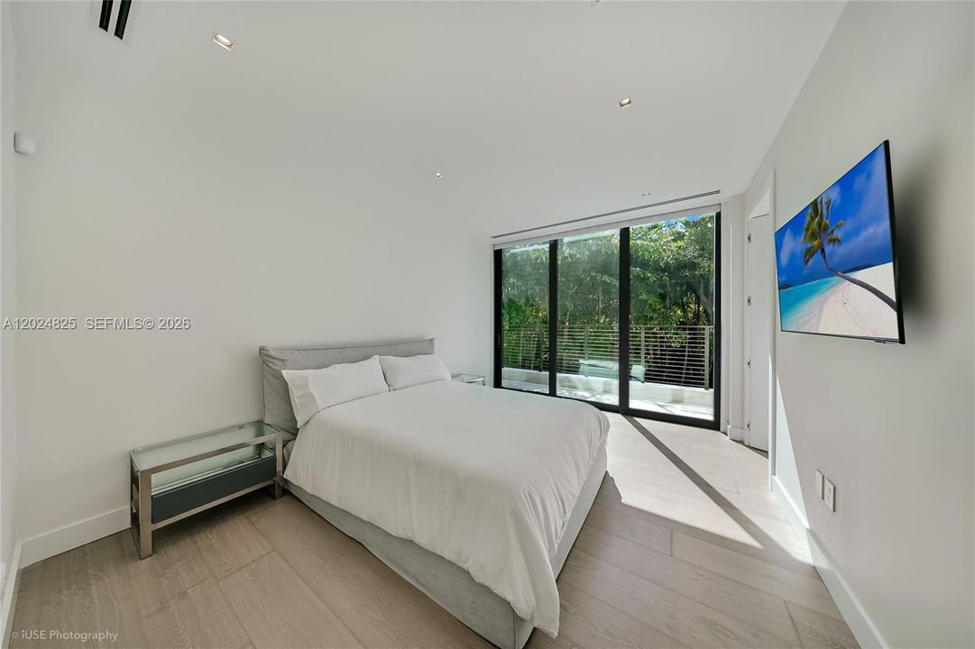 For Sale: $9,400,000 (5 beds, 6 baths, 5642 Square Feet)