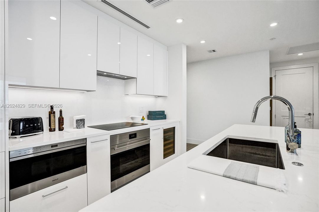 For Sale: $1,500,000 (2 beds, 2 baths, 1416 Square Feet)