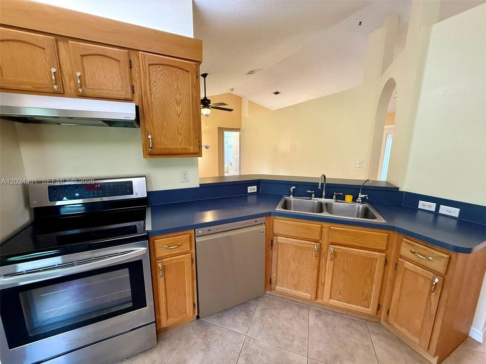 For Sale: $599,000 (3 beds, 2 baths, 1317 Square Feet)