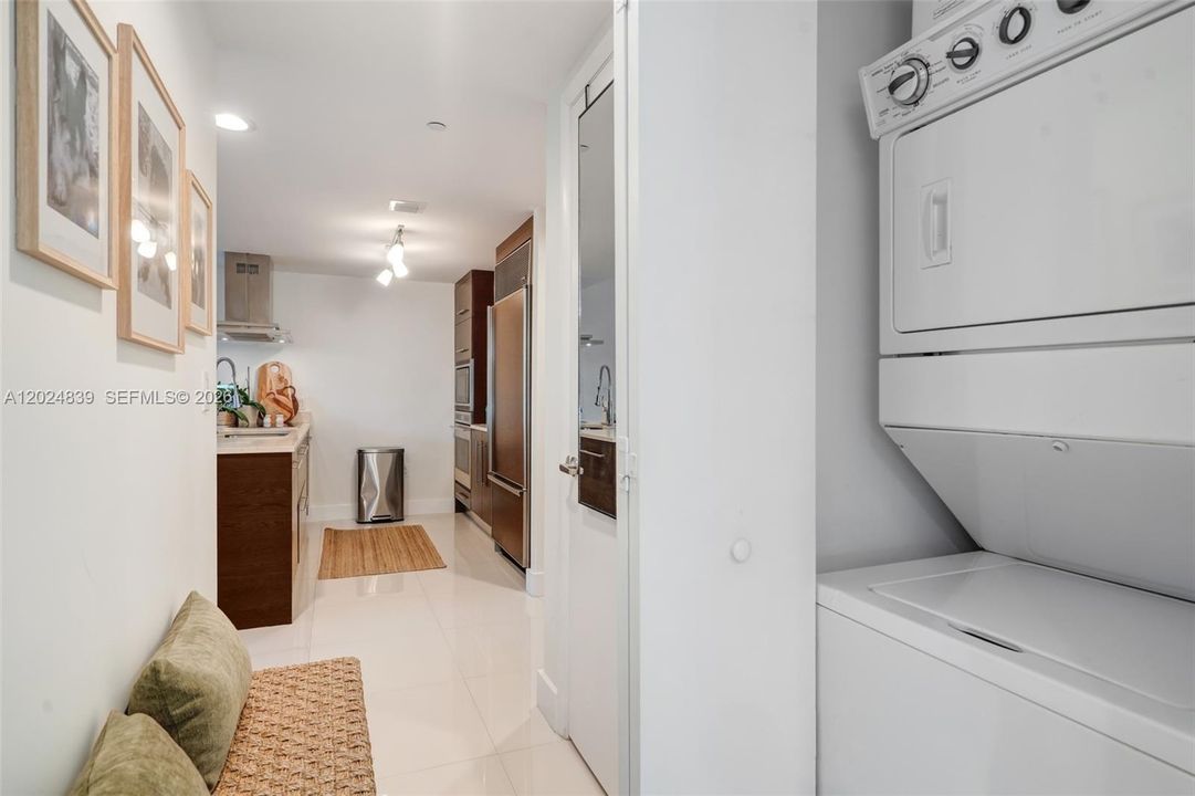 For Sale: $595,000 (1 beds, 1 baths, 1035 Square Feet)