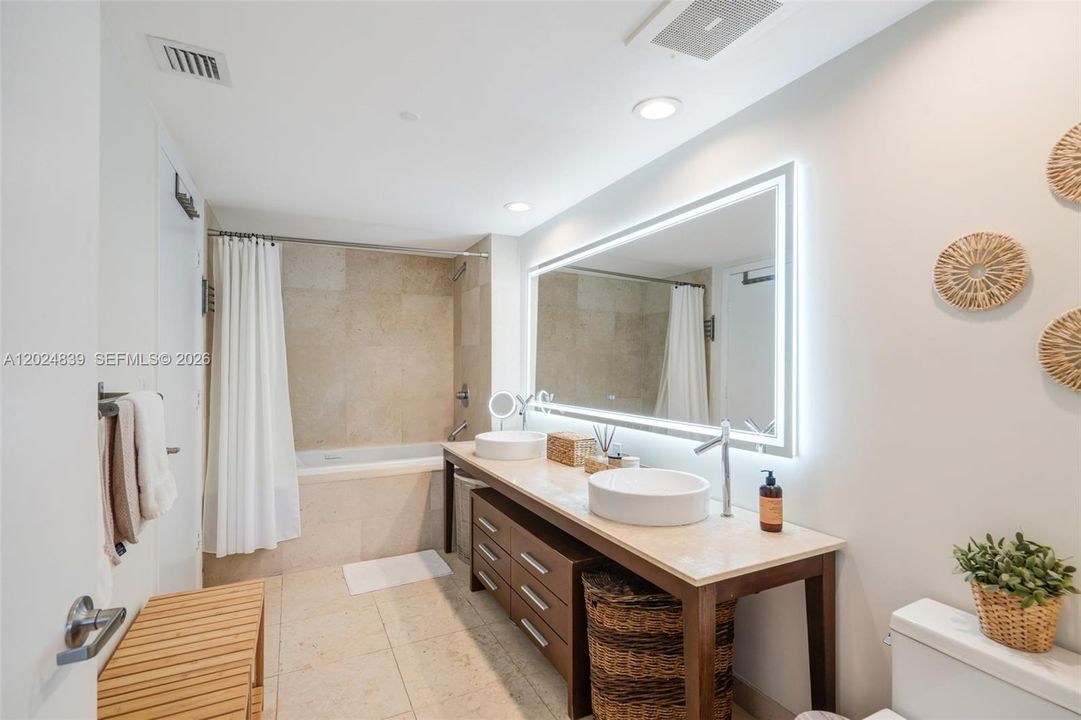 For Sale: $595,000 (1 beds, 1 baths, 1035 Square Feet)