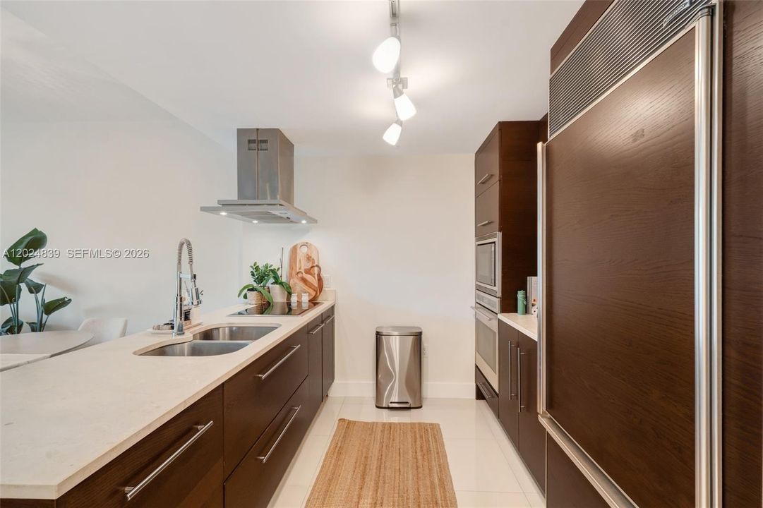 For Sale: $595,000 (1 beds, 1 baths, 1035 Square Feet)