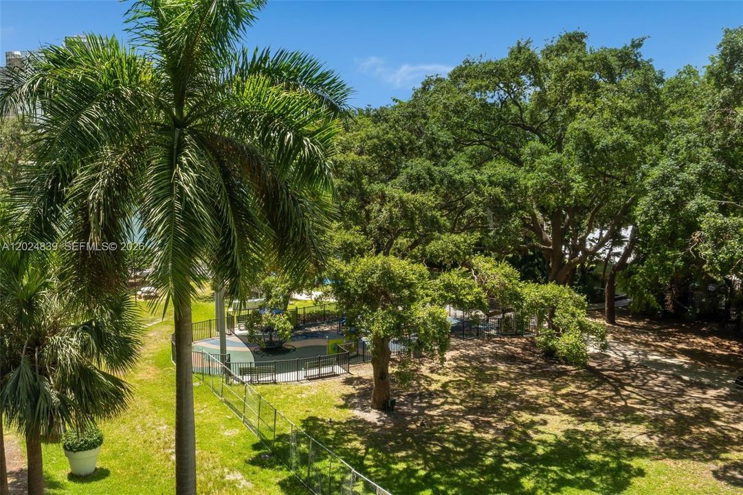 For Sale: $595,000 (1 beds, 1 baths, 1035 Square Feet)