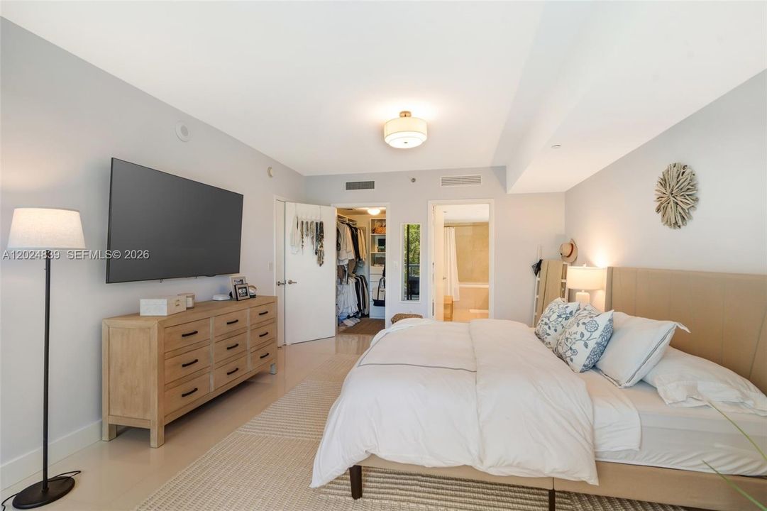 For Sale: $595,000 (1 beds, 1 baths, 1035 Square Feet)