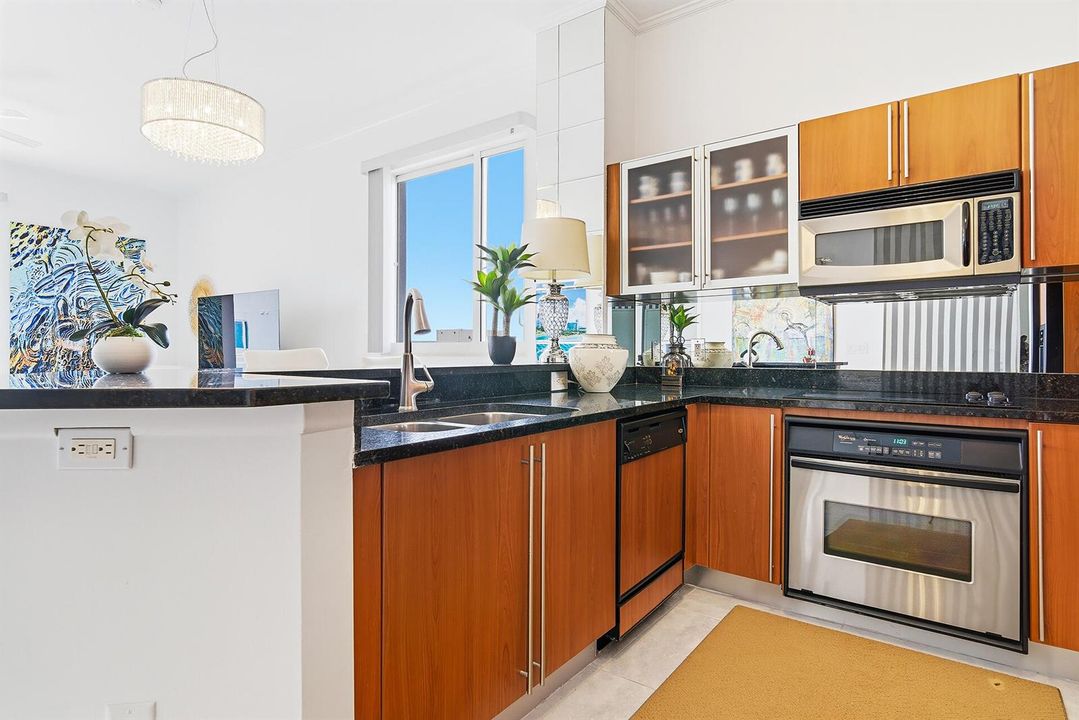 1551-N-FLAGLER-DR-LPH-11-33401-015