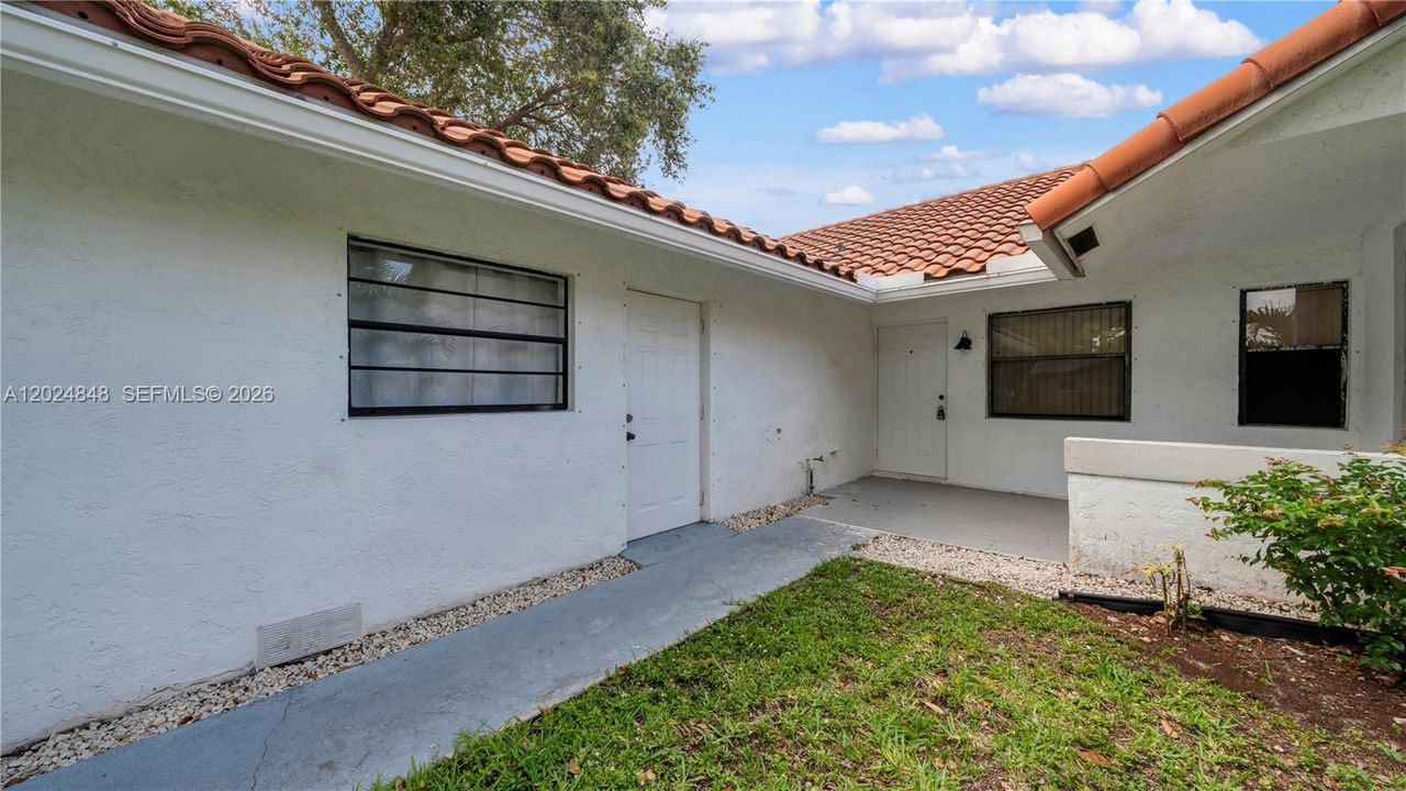 Active With Contract: $2,400 (2 beds, 2 baths, 1233 Square Feet)