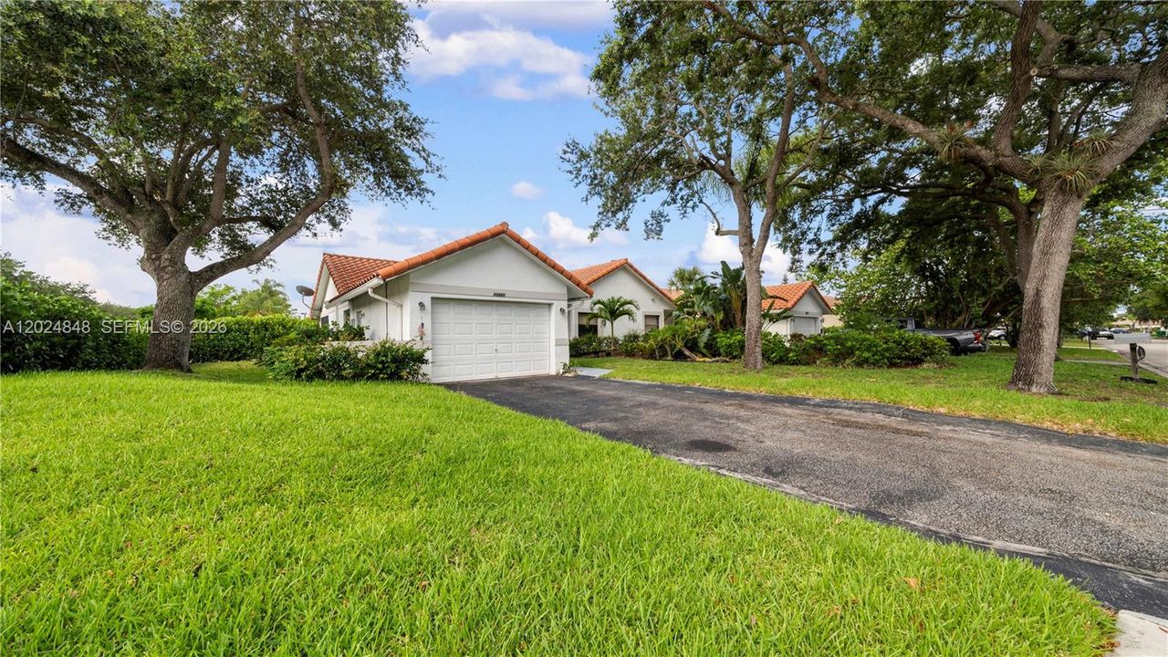 Active With Contract: $2,400 (2 beds, 2 baths, 1233 Square Feet)