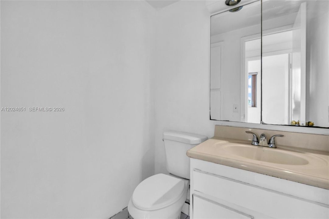 For Sale: $150,000 (1 beds, 1 baths, 844 Square Feet)