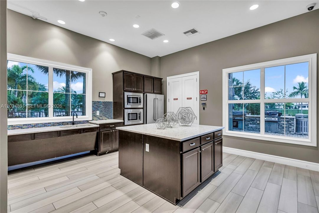 For Sale: $150,000 (1 beds, 1 baths, 844 Square Feet)