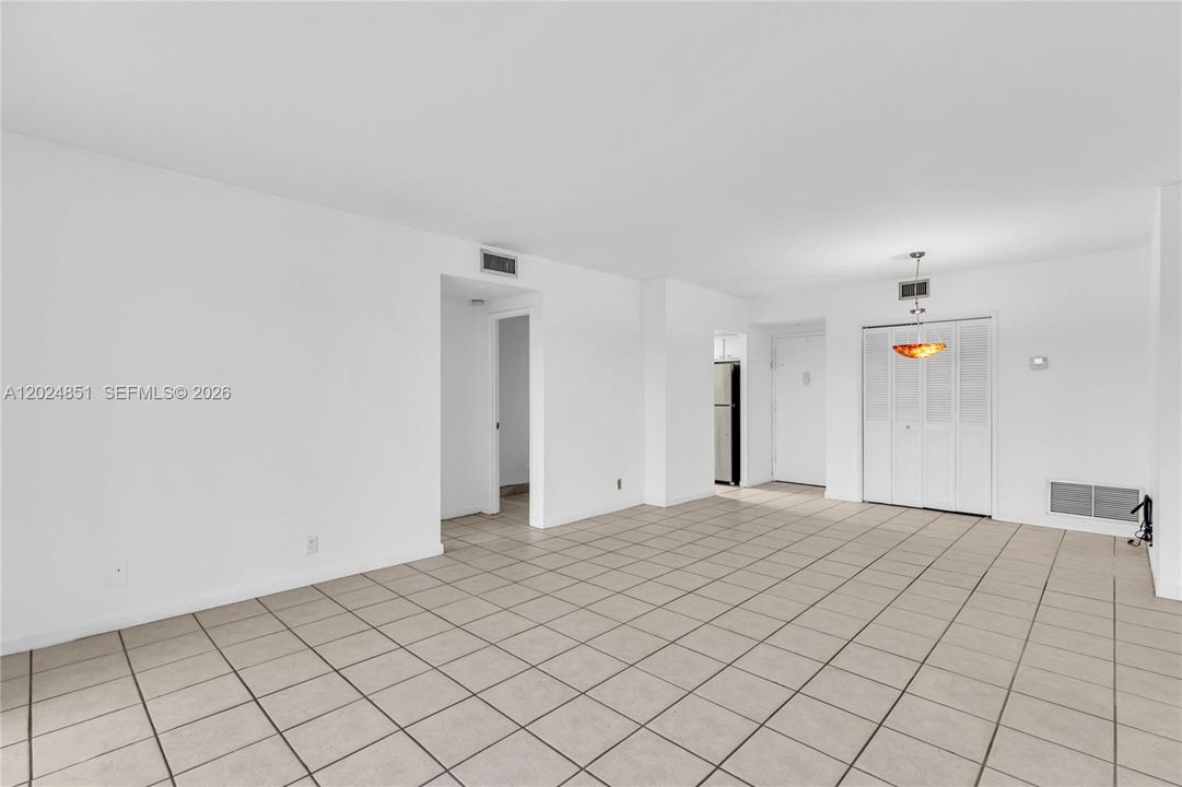 For Sale: $150,000 (1 beds, 1 baths, 844 Square Feet)