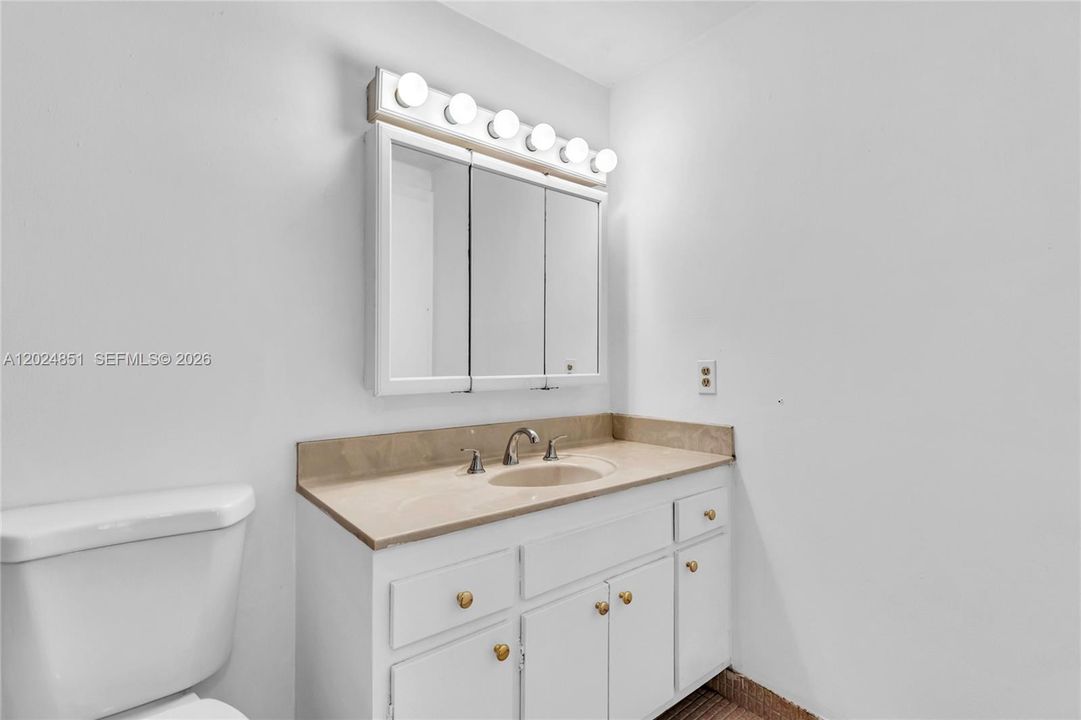 For Sale: $150,000 (1 beds, 1 baths, 844 Square Feet)