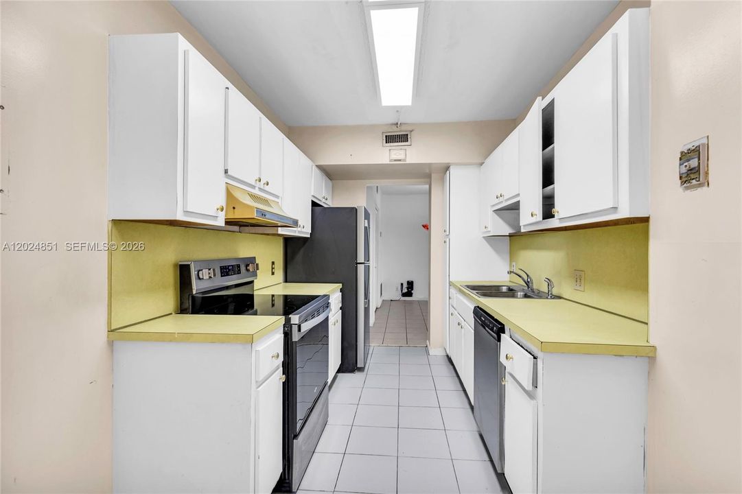 For Sale: $150,000 (1 beds, 1 baths, 844 Square Feet)