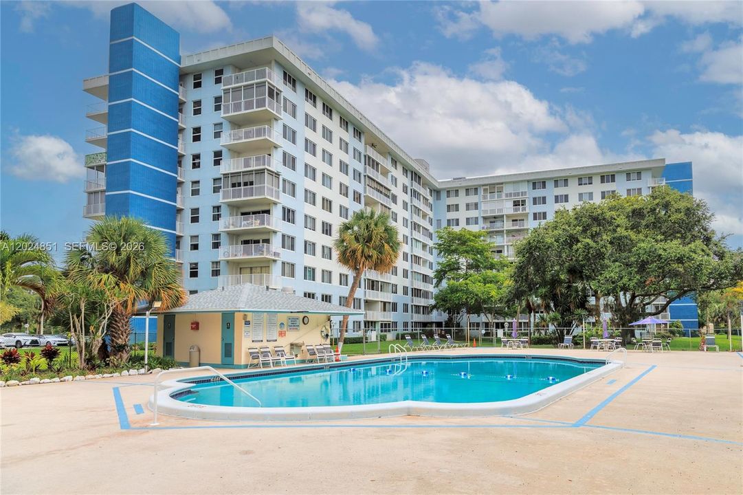 For Sale: $150,000 (1 beds, 1 baths, 844 Square Feet)